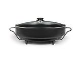 une casserole noire avec un couvercle sur fond blanc