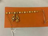 un bracelet en or orné d'une couronne et d'une chaîne