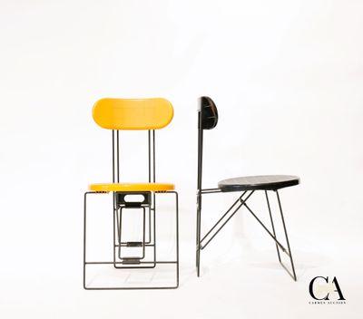 deux chaises assises l'une à côté de l'autre sur une surface blanche