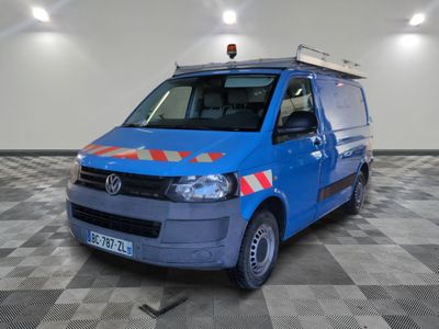 une camionnette bleue avec une bande rouge et blanche