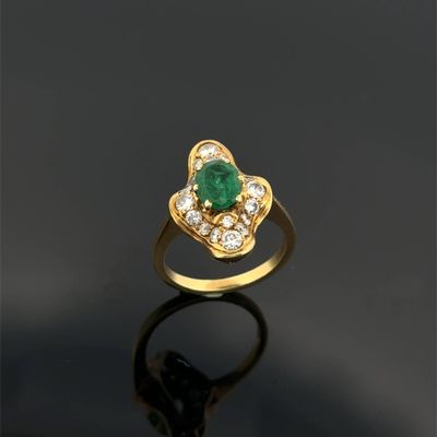 une bague en émeraude et diamant