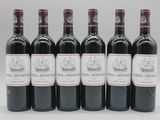 six bouteilles de vin rouge sont alignées
