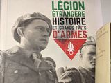 un livre posé sur une étagère, avec la photo d'un homme