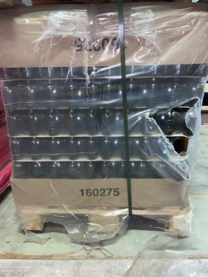 de nombreux cartons emballés et empilés sur une palette