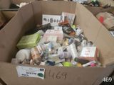 une boîte en carton remplie d'objets hétéroclites dans une pièce