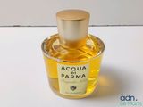 gros plan d'un flacon de parfum sur une table