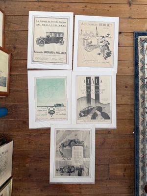 des photos de voitures anciennes accrochées au mur d'une pièce