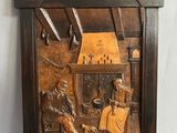 sculptures représentant un homme et une femme assis devant une cheminée