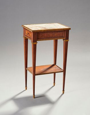 une petite table avec un plateau en marbre et une étagère sur un côté