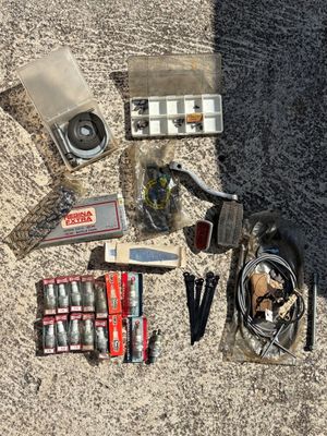 un grand nombre d'objets posés à même le sol