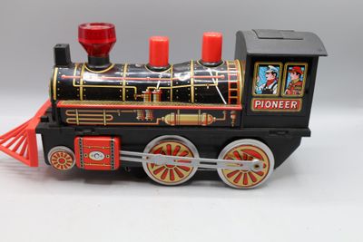 un petit train posé sur une surface blanche