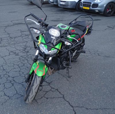 une moto verte et noire garée sur un parking