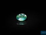 une tourmaline verte posée sur un fond noir
