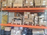 de nombreux cartons sur les étagères de l'entrepôt