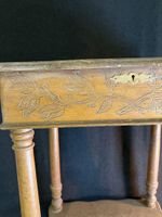 Petite table en bois naturel mouluré et gravé, à décor de br… (photo 3)