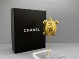 Broche Chanel en forme de tortue dorée, avec son coffret
