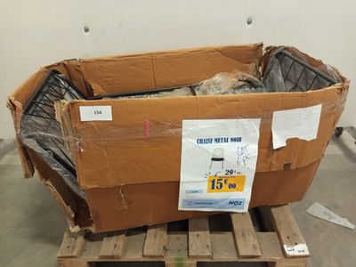 une boîte en carton posée sur une palette