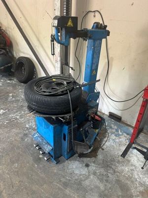 une machine à démonter les pneus qui est rangée dans un garage