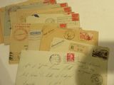 une pile de vieilles lettres et d'enveloppes posée sur une table