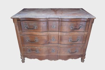 une photo d'une commode en bois avec un plateau en marbre et des tiroirs