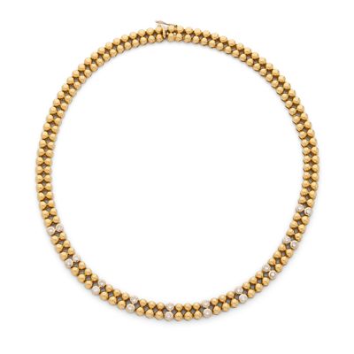 un collier en or et diamants, offert par une personne