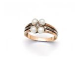 gros plan d'une bague en or avec des perles et des diamants
