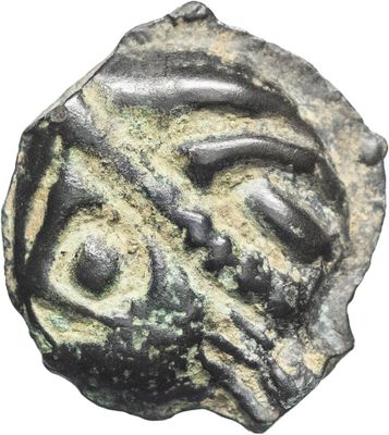 un gros plan d'une pièce de monnaie avec un visage dessus