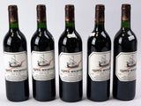 quatre bouteilles de vin sont alignées sur une surface blanche
