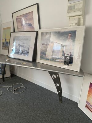 une table sur laquelle sont posées des photos, dans un coin de la pièce
