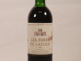 une bouteille de vin posée sur une table