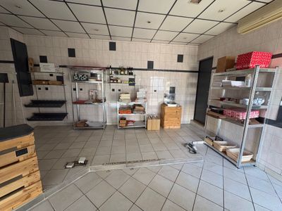 une pièce où il y a beaucoup d'étagères et de cartons par terre