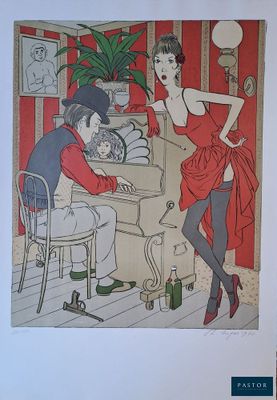 une photo d'une femme en robe rouge assise à un bureau