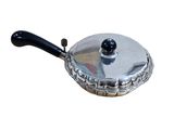 une casserole argentée avec un manche noir sur fond blanc