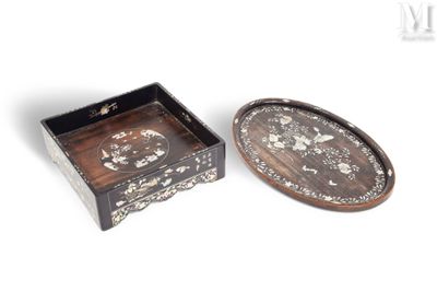 une paire de petits plateaux en bois ornés de motifs décoratifs