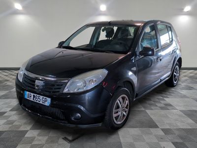 la photo d'une petite voiture noire garée dans un garage