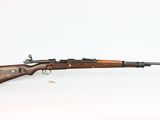 un fusil avec un canon en bois sur fond blanc