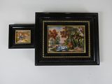 deux tableaux encadrés accrochés au mur d'une pièce