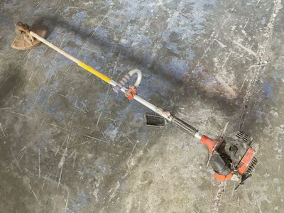 une petite brosse posée par terre