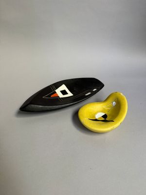un petit objet jaune sur lequel se trouve un objet noir