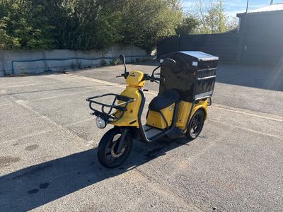 un scooter jaune garé sur un parking
