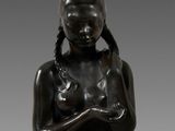 une image représentant une statue de femme portant ses mains à son visage