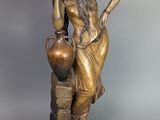 statue en bronze représentant une femme tenant un pot et un vase