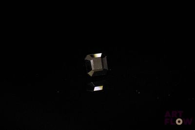l'image d'un diamant de forme carrée dans l'obscurité