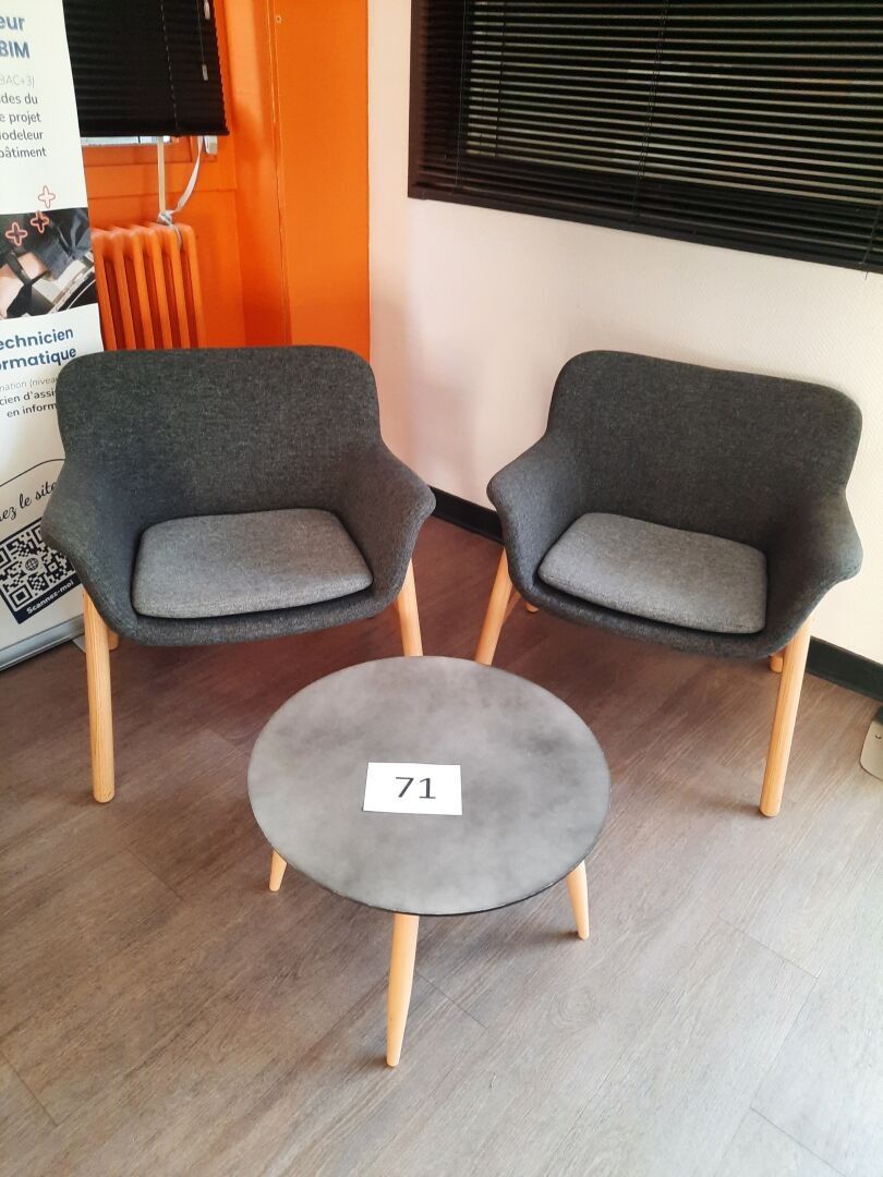 2 fauteuils en bois et tissu gris