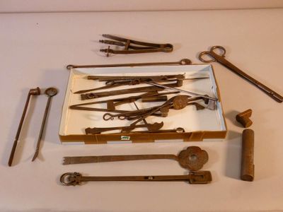 de nombreux outils différents posés sur une table
