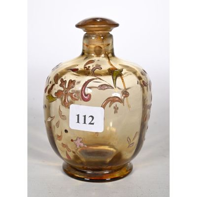 un vase en verre muni d'une étiquette, posé sur une table