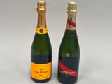 deux bouteilles de champagne posées l'une à côté de l'autre sur une table