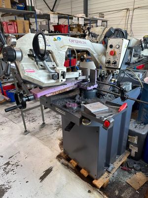 une machine posée sur une palette dans un entrepôt