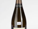 La bouteille de champagne est posée sur la table, prête à être servie.