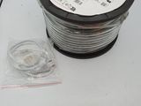 une image représentant une bobine de fil et une bobine de fil posées sur une table